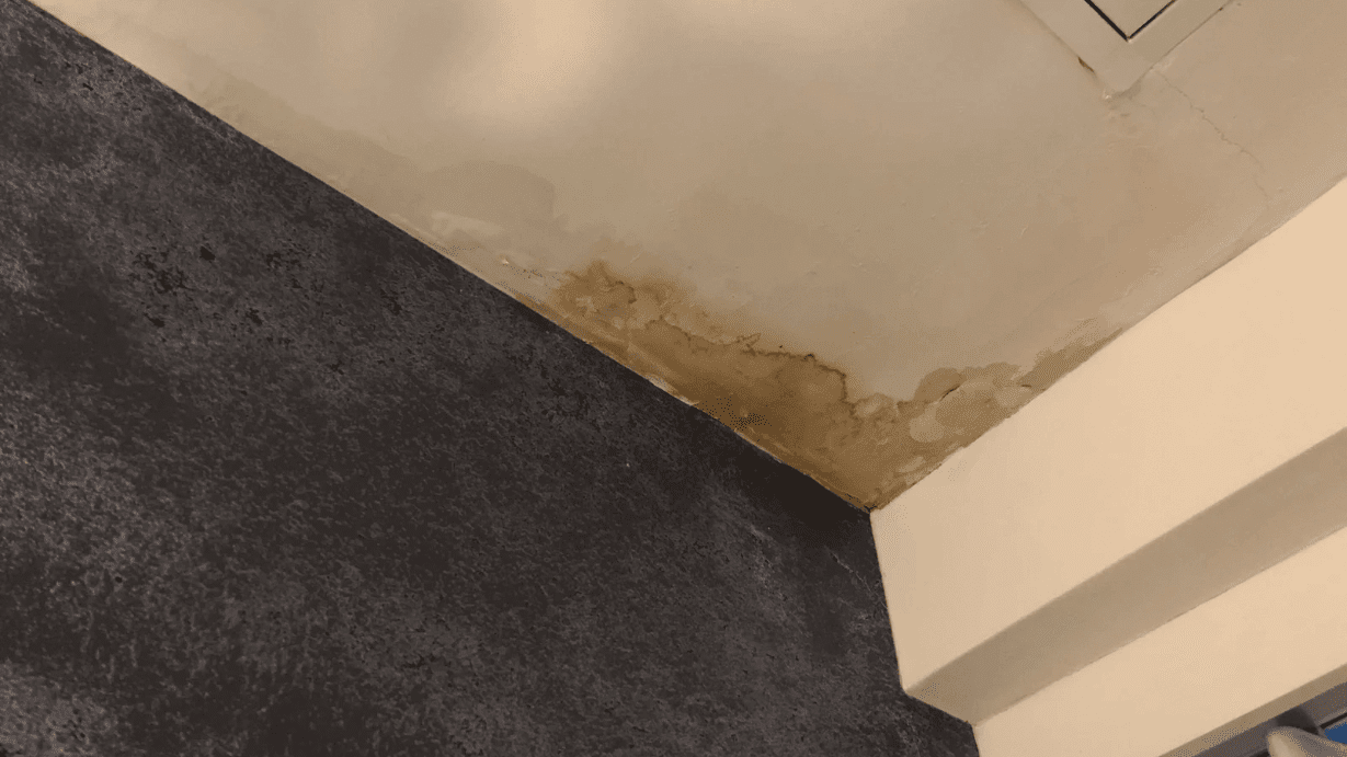 天井にシミができている